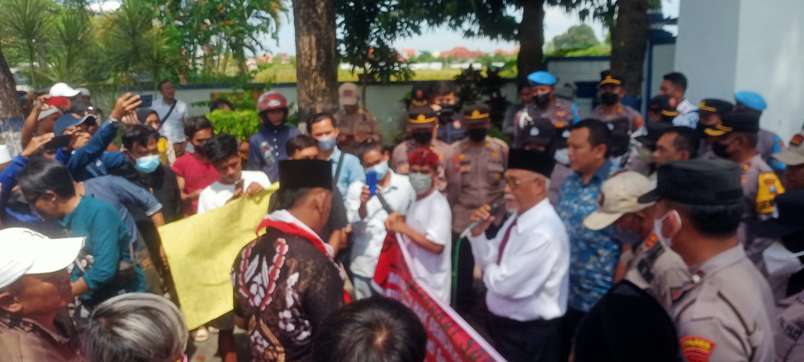 Tolak Perbup Pilkades Kantor Bupati Sampang Sering Didemo