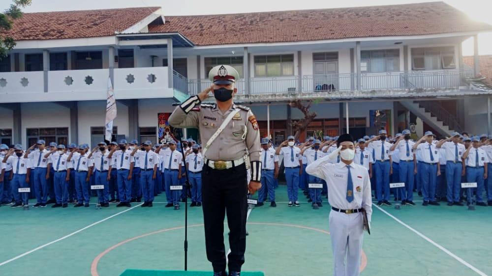 Menjadi Pembina Upacara di SMA, Satlantas Polres Sampang Tekankan Etika Berlalu Lintas