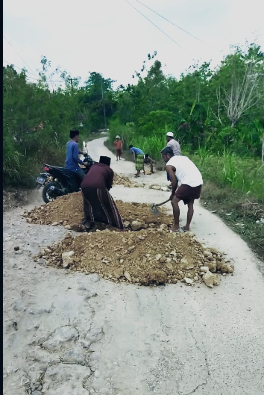 Tak Tersentuh Pemerintah, Warga Swadaya Perbaiki Jalan di Sampang