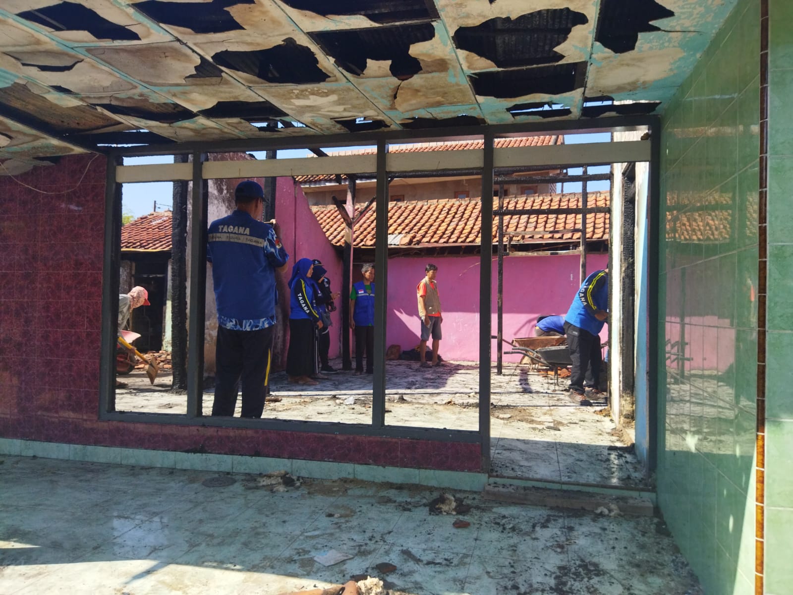 Diduga karena Kemenyan, Dua  Rumah di Sampang Dilalap Si Jago Merah