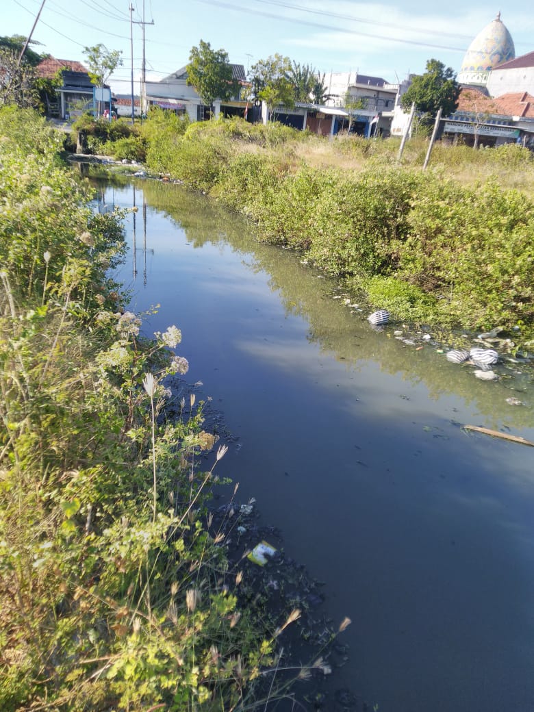 Tumpukan Sampah Di Kali Sungai Sampang Sebarkan Bau Menyengat