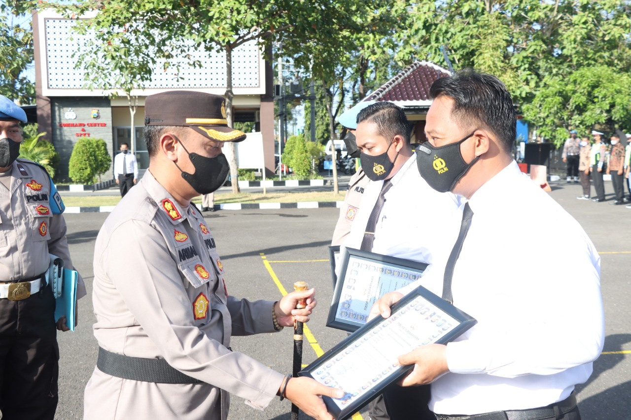 Bripka Eko Purwanto Terima Penghargaan Kapolres Sampang