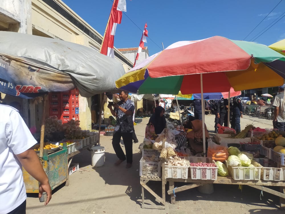 Disperindag Tertibkan Pedagang Di Pasar Camplong
