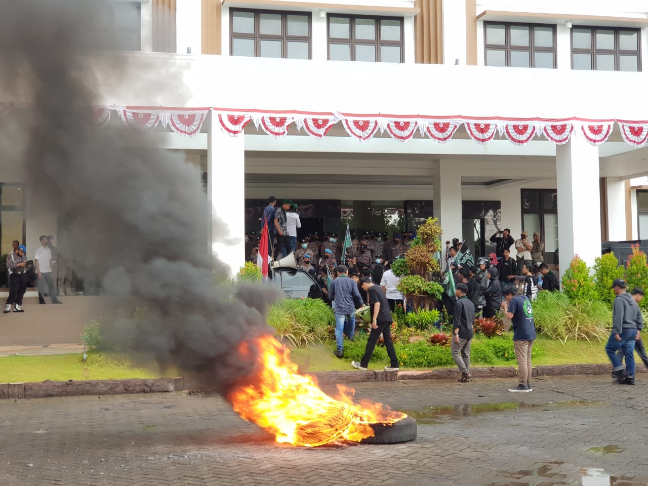 Demo Tolak Rencana Kenaikan Harga BBM Subsidi, HMI Kepung Kantor DPRD Bangkalan