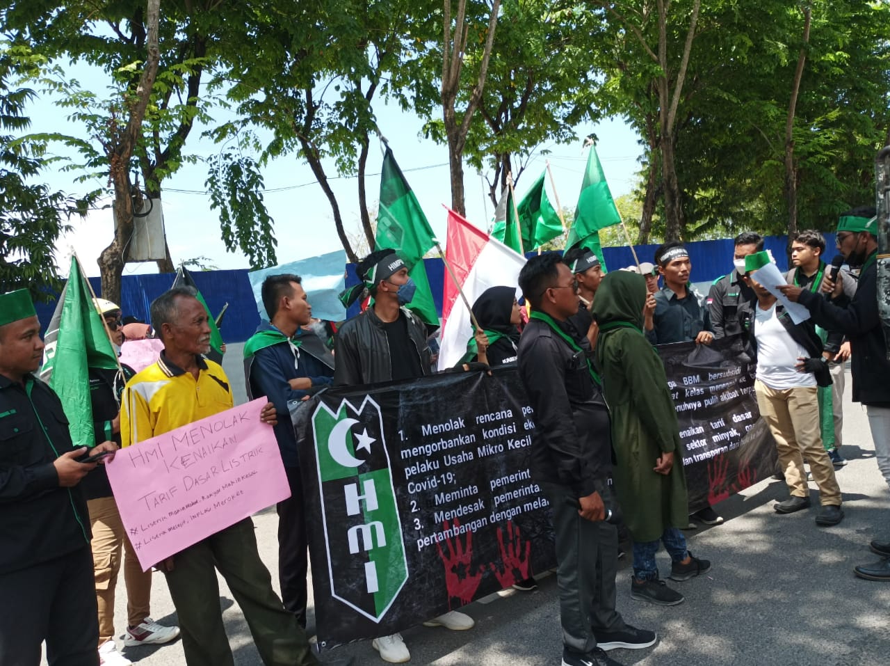 Tolak Kenaikan BBM Mahasiswa HMI Menggelar Demo di Depan Gedung DPRD Sampang
