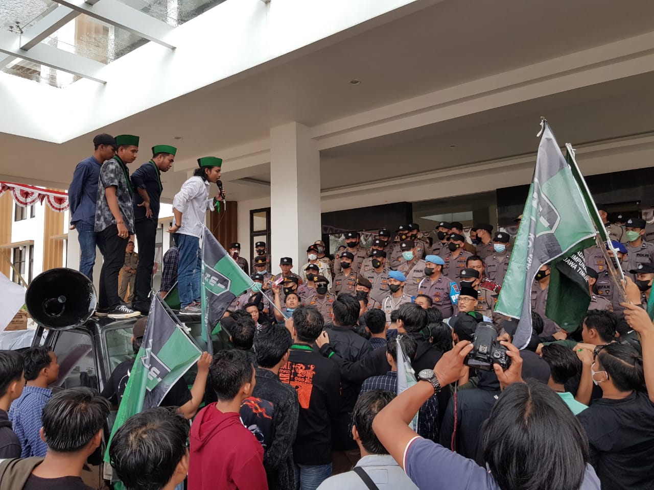 HMI Demo DPRD Bangkalan, Pemicunya Penolakan Rencana Kenaikan Harga BBM Subsidi