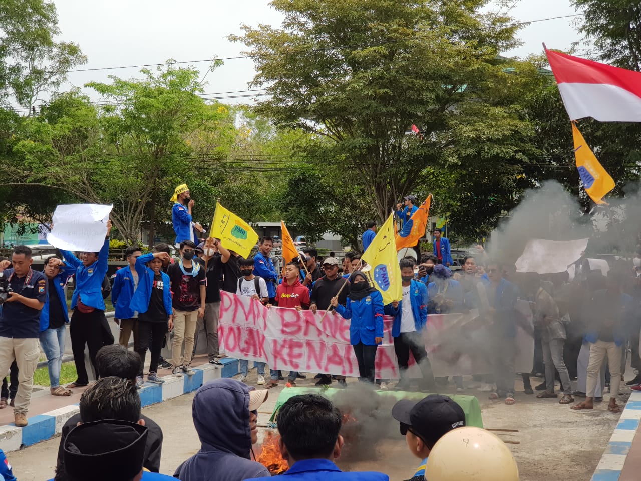 Demo Tolak Kenaikan Harga BBM, PMII Bangkalan Bawa Keranda Mayat Betuliskan DPRD Mati