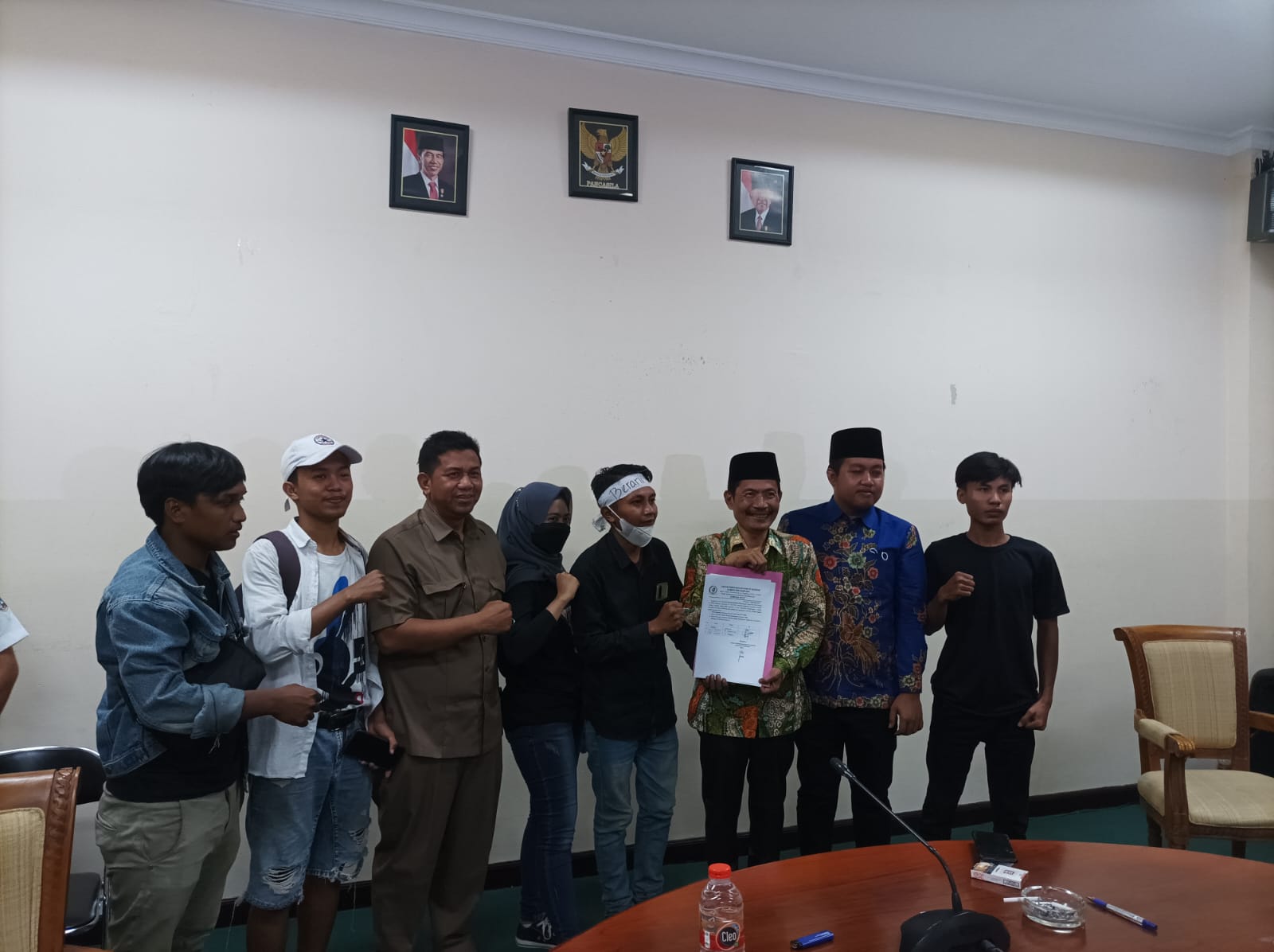 Penuhi Permintaan Demonstran , DPRD Sampang Bersurat ke Presiden Dan DPR-RI Komisi IX