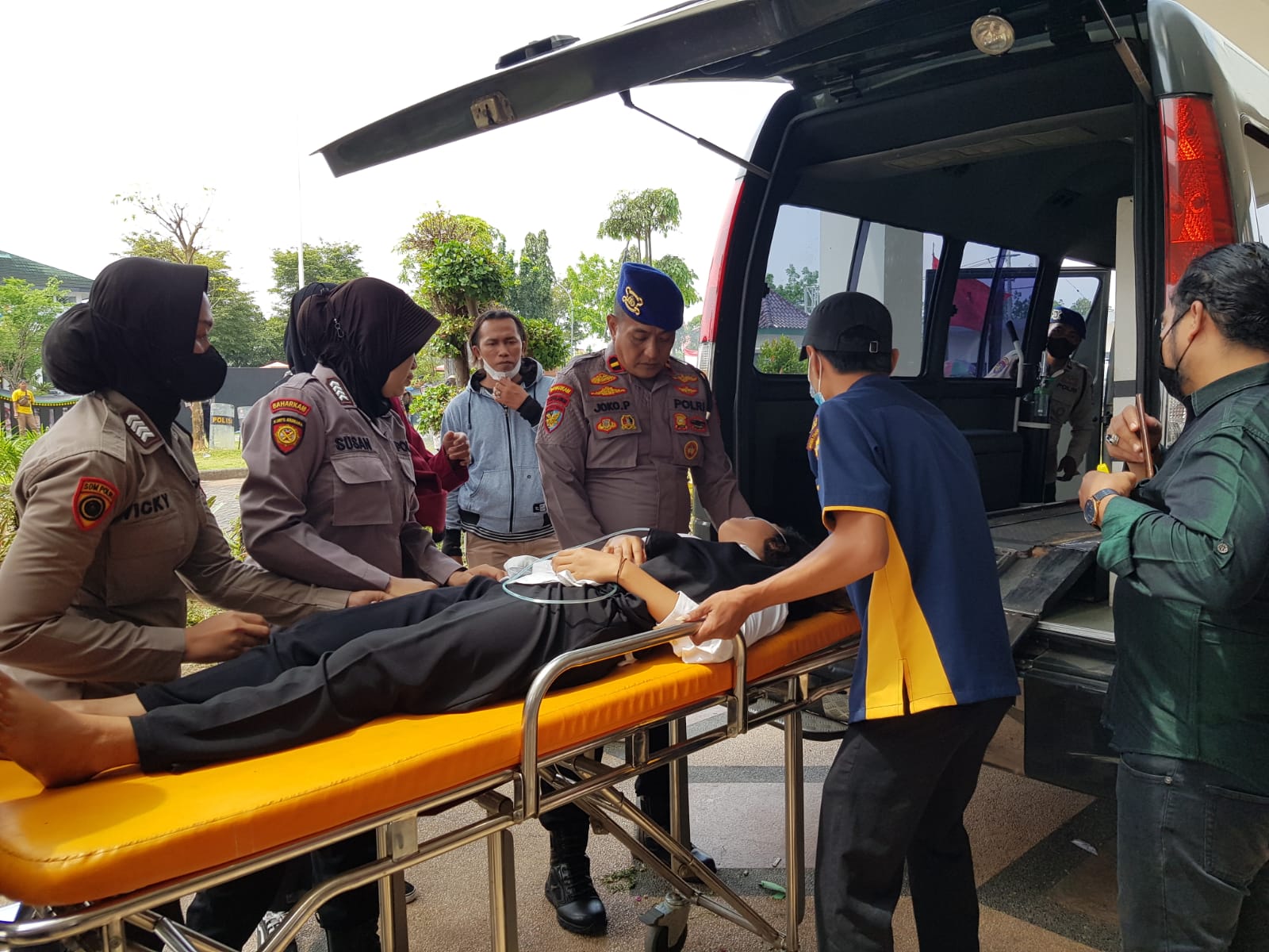 Mahasiswi IMM Drop Usai Perankan Teatrikal Penolakan Kenaikan Harga BBM Didepan Gedung DPRD Bangkalan