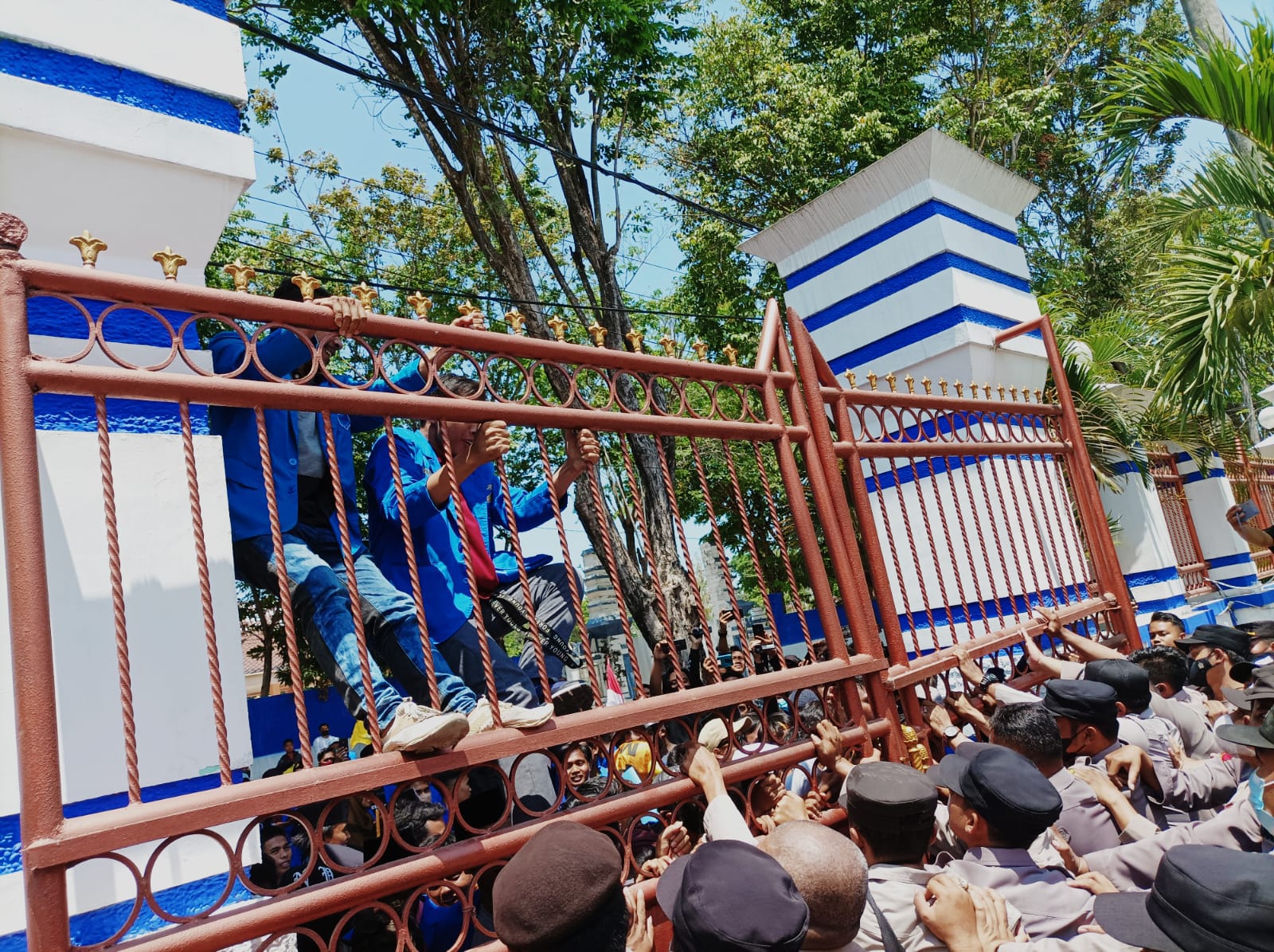 Coba Terobos Barikade Polisi, Massa Demo Tolak Kenaikan Harga BBM Berujung Ricuh