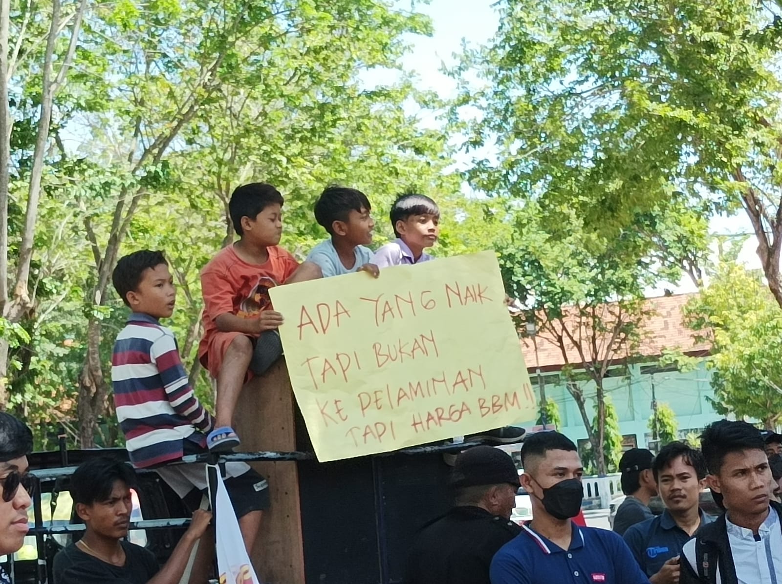 Aksi Demo Tolak Kenaikan BBM, Meliputi Anak Anak