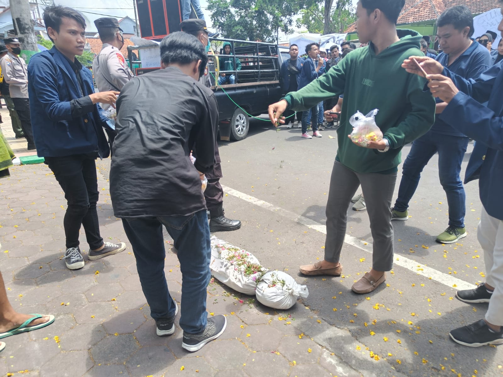 Tolak Kenaikan BBM Mahasiswa UNIRA Demo Disertai Aksi Teatrikal Pocong