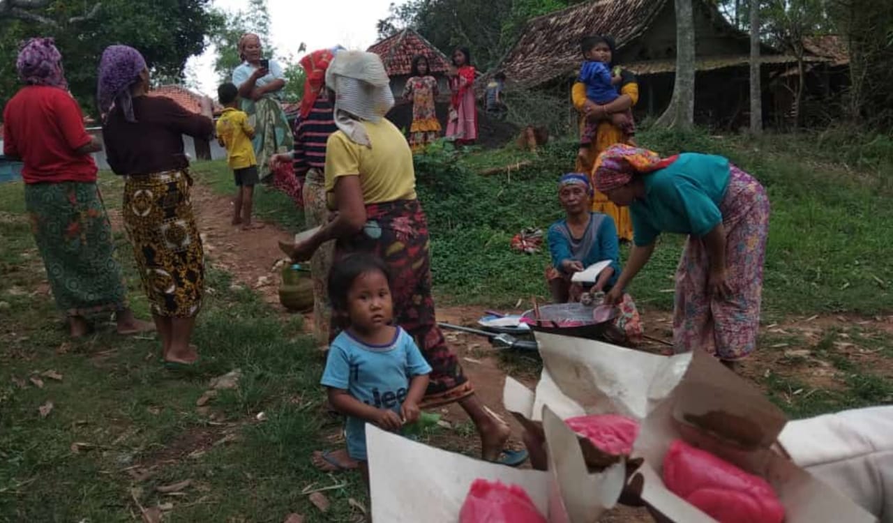 Tangkal Sial Karena Hamil Masal Warga Lantek Barat Buat Dodol di Simpang Tiga