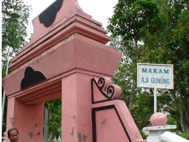Kiai Aji Gunung Sampang Guru Para Wali  Madura