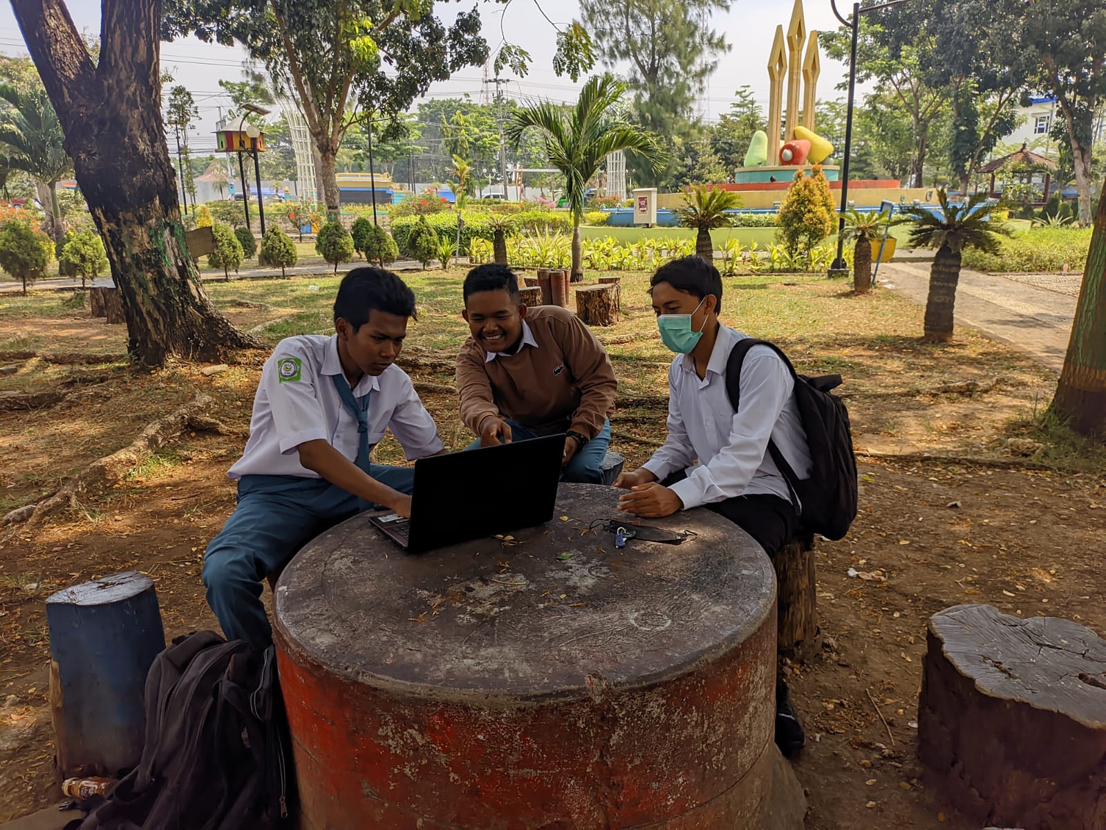 Asyik! Sampang Pasang (ARTIS) Internet Gratis di Taman  