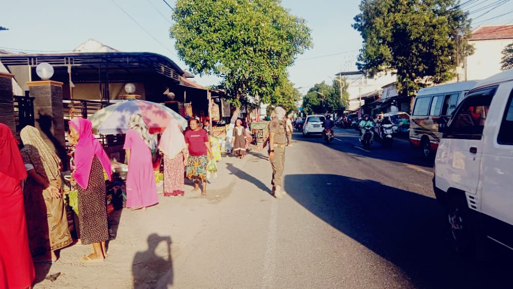 Satpol PP Sampang Tertipkan PKL Yang Berjualan Di Pinggiran Jalan