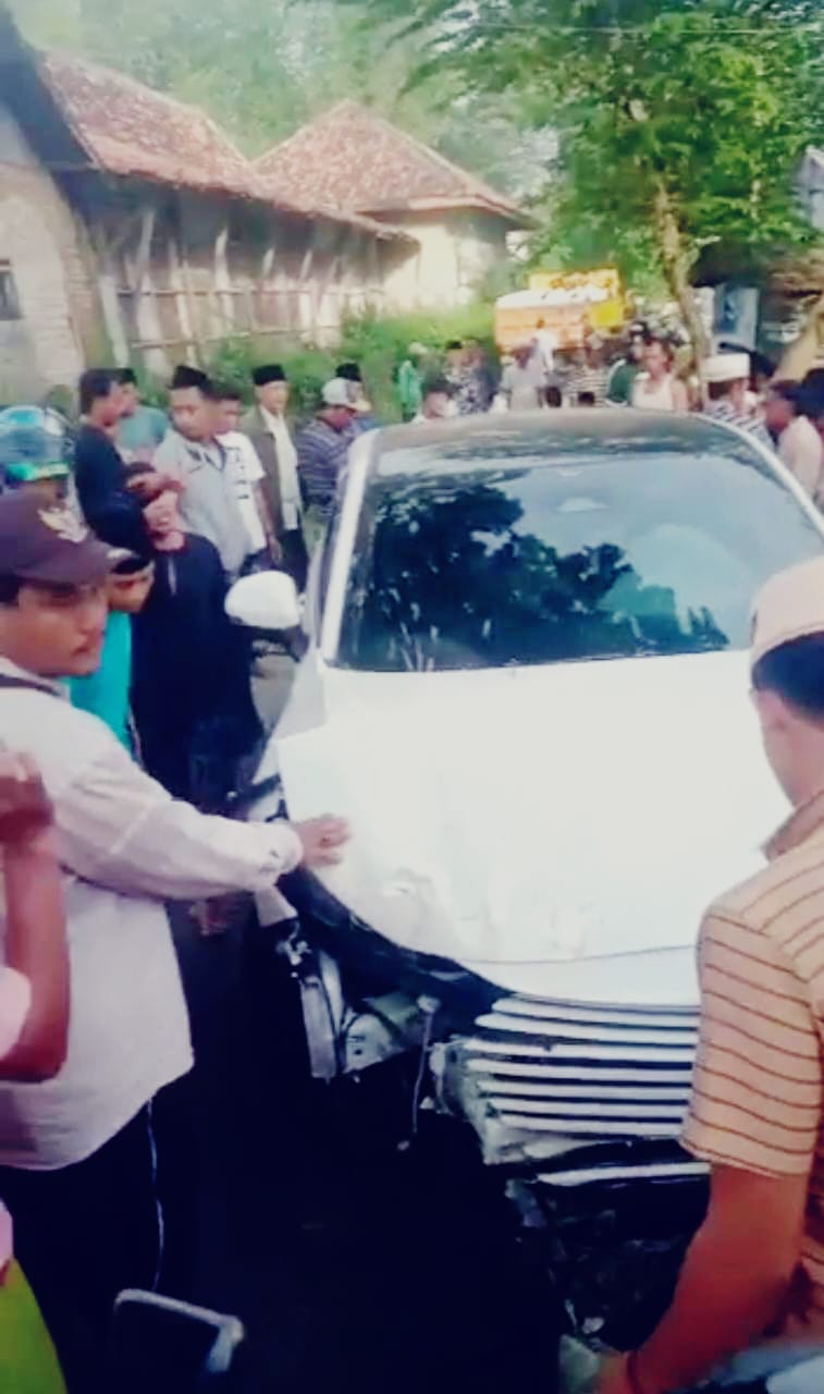 Diduga Ngantuk, Minibus Oleng di Jalan Sampang