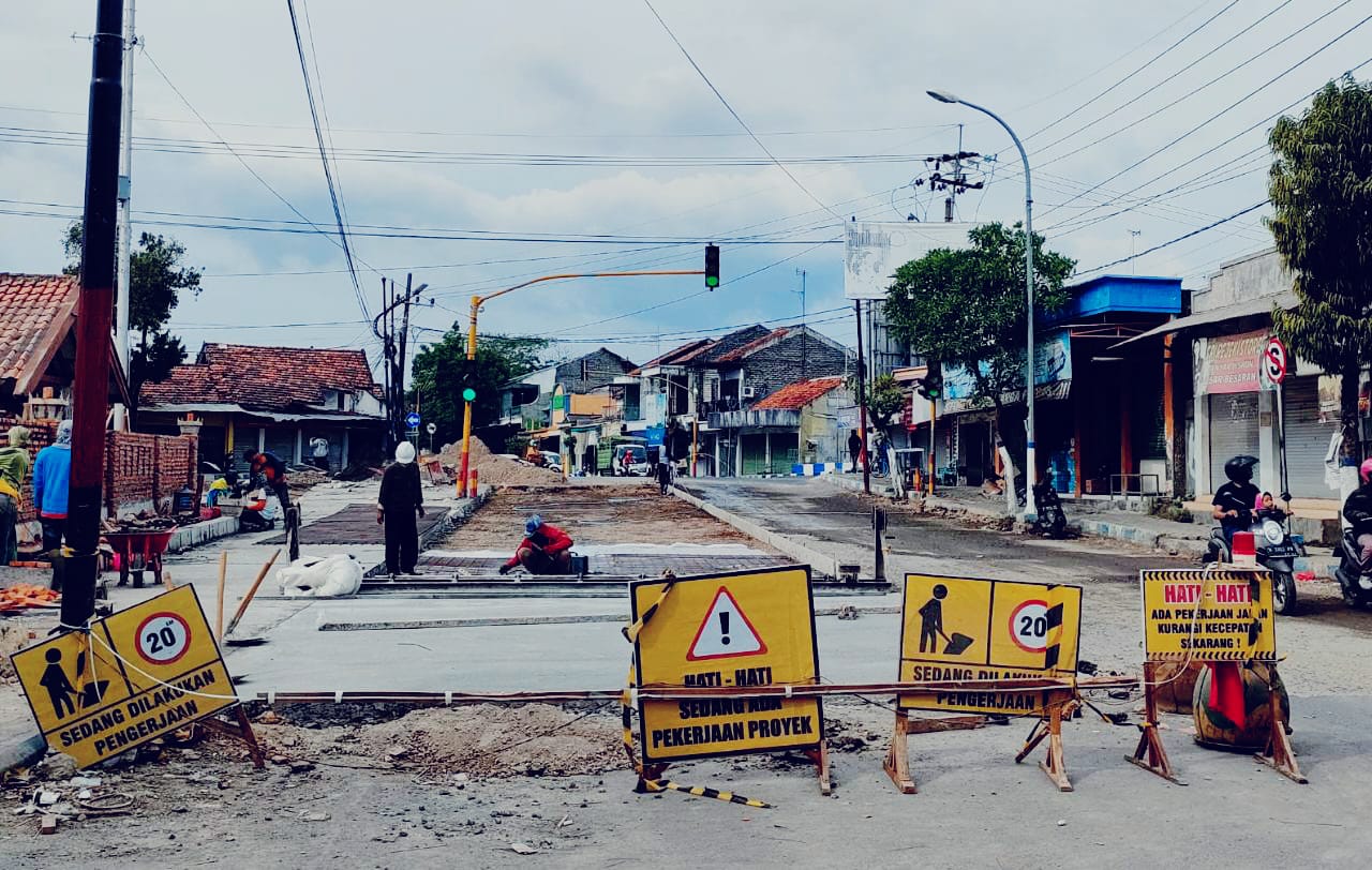 Lalu Lintas Jalan Simpang Empat Terminal Sampang Dialihkan karena Pelebaran Jalan