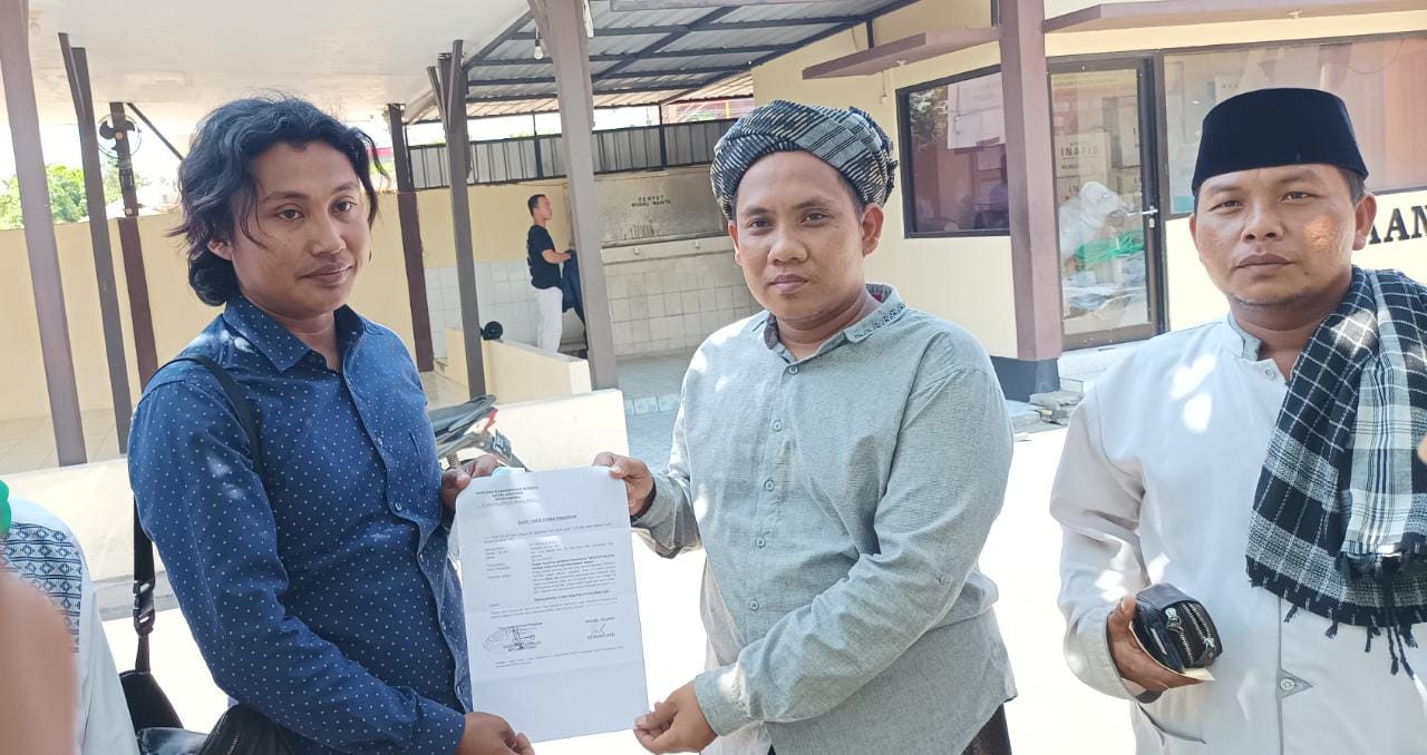 Aliansi Kyai Dan Tokoh pemuda Sampang melaporkan Firdaus Oiwobo ke Polres Sampang