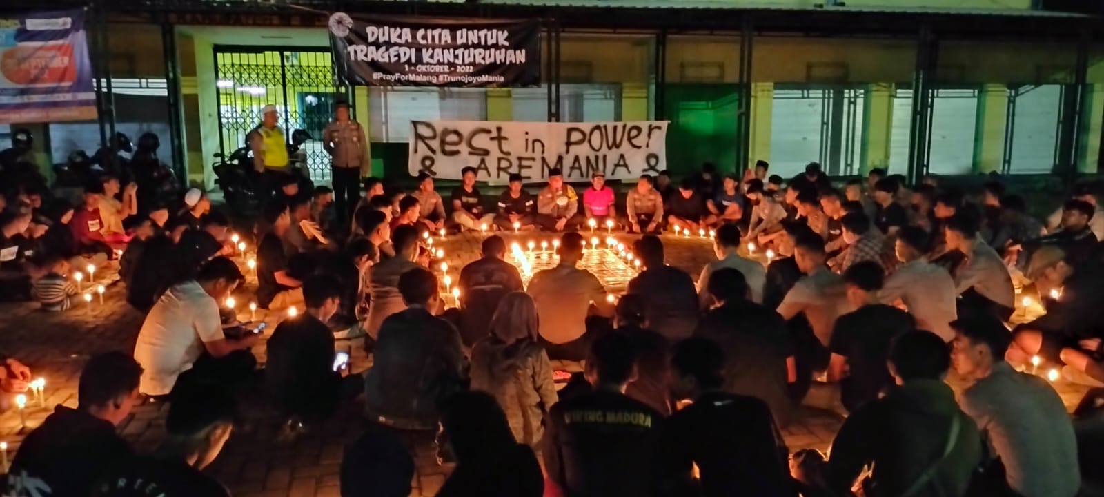 Untaian Doa dan Seribu Lilin Tragedi Kanjuruhan, Tak Ada Sepakbola Seharga Nyawa