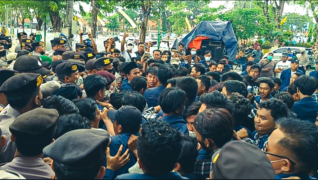 Ratusan Mahasiswa Geruduk Kantor Bupati Pamekasan, Berujung Ricuh