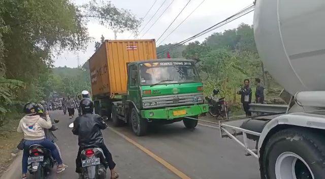 Arus Lalu Lintas Sempat Lumpuh, Dipicu Truk Tronton Mogok di Tanjakan Jl. Raya Paterongan Galis