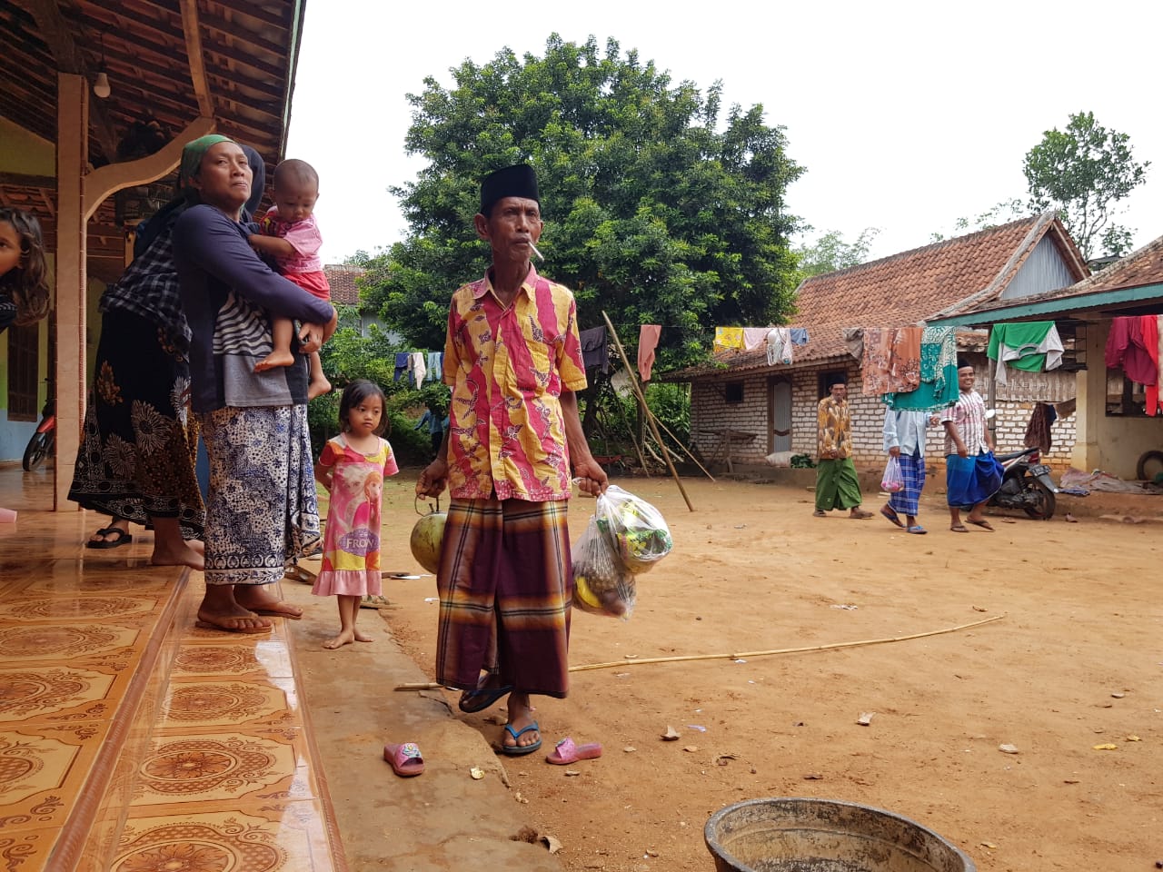 Tradisi Keliling Antar Rumah Warga, Warnai Peringatan Maulid Nabi di Desa Lantek Barat Galis