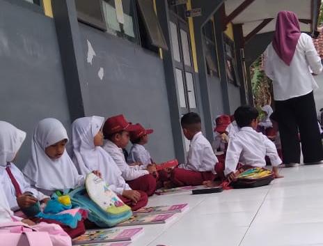 Sekolah SDN Pettong 1 Disegel Ahli Waris, Para Siswa Belajar di Teras Sekolah