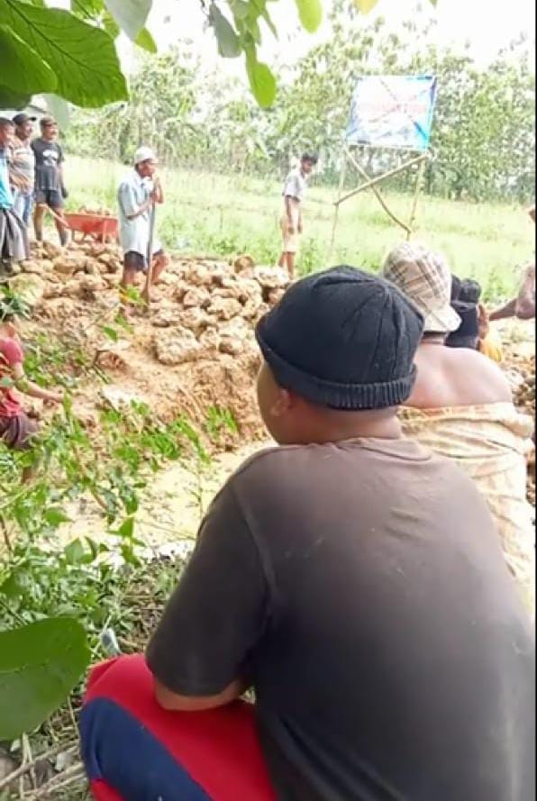 Lelah Menunggu, Warga Swadaya Perbaiki Jembatan Rusak