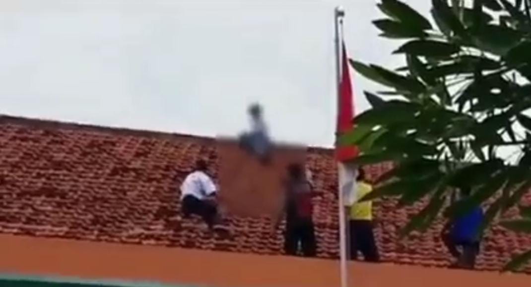 Nekat Naik Gedung Sekolah, Siswa di Pamekasan di Duga Depresi