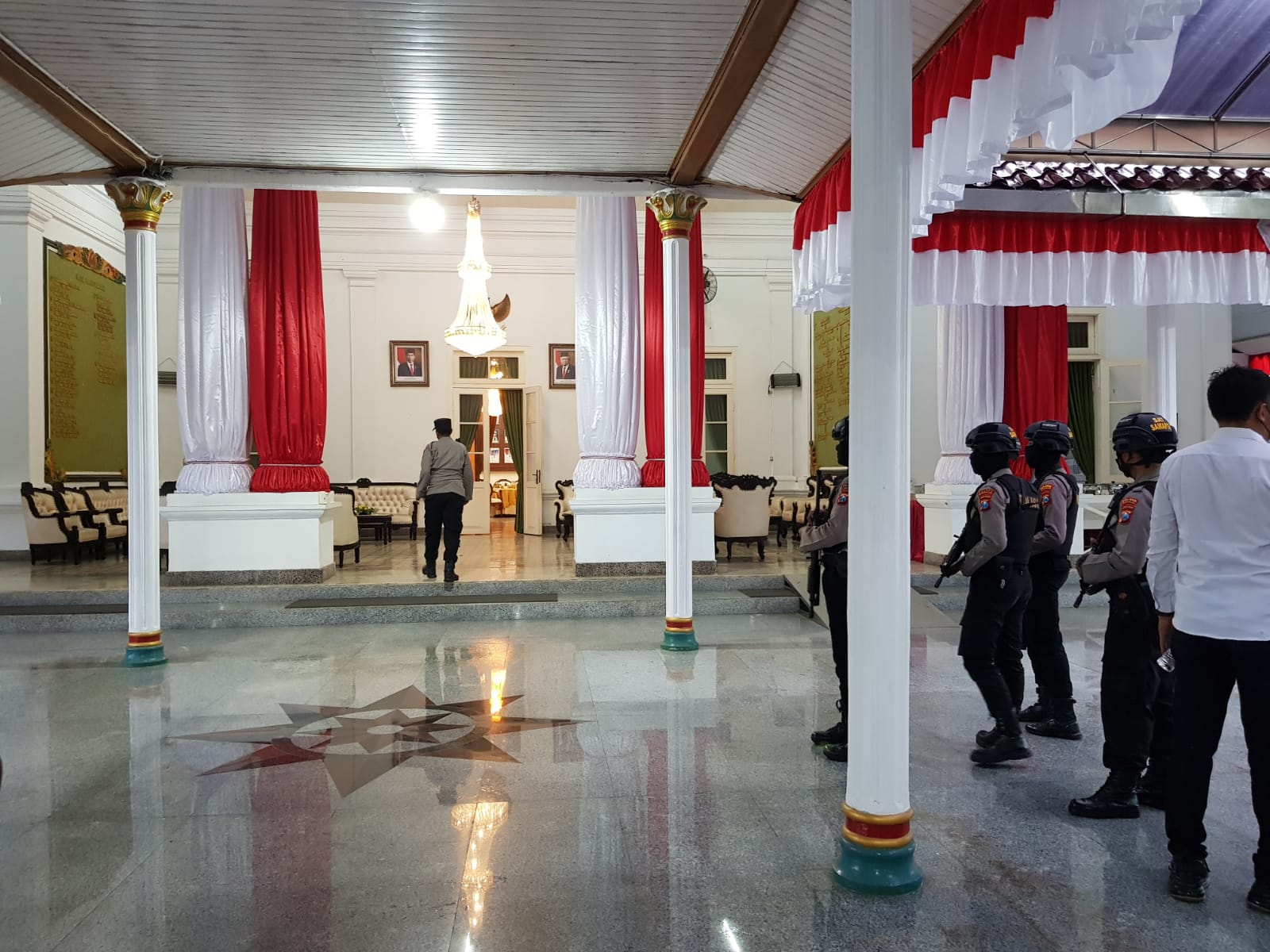 KPK Geledah Pendapa Agung Bangkalan, Dijaga Ketat oleh Polisi