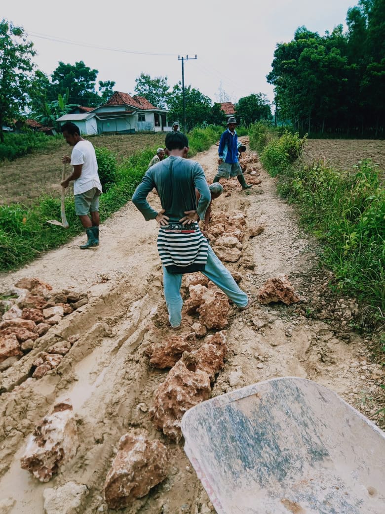 Lakukan Perbaikan Jalan Poros Kabupaten, Warga: Bosan Menunggu Janji Palsu Pemerintah