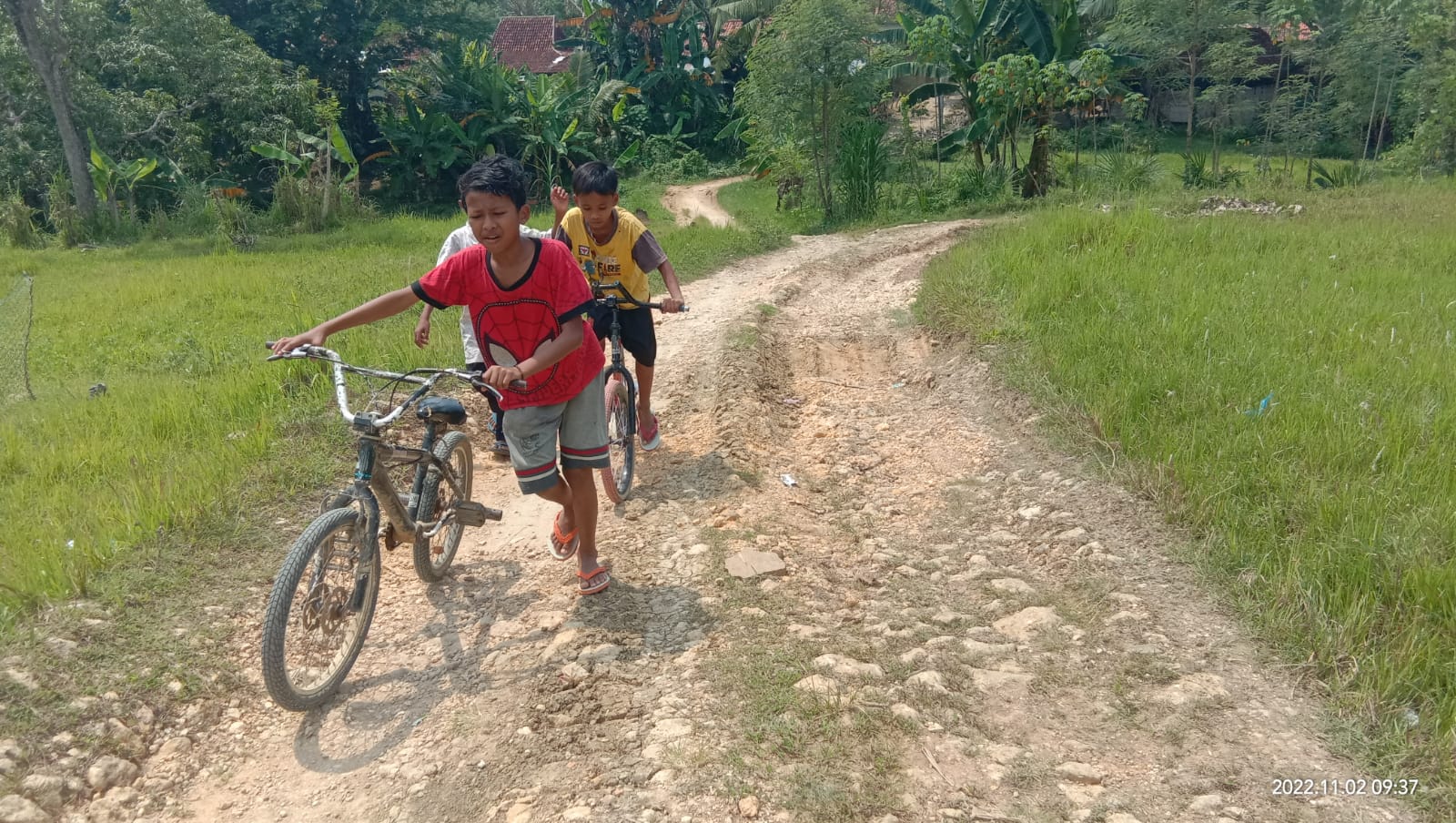Puluhan Tahun Jalan Rusak Tanpa Ada Perbaikan