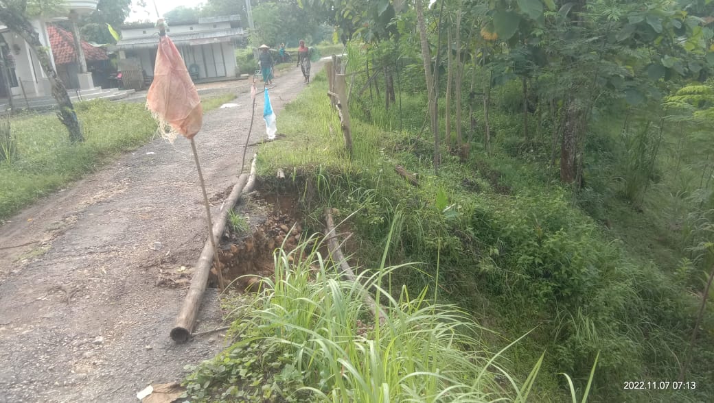 Amblas Poros Desa Mengancam Pengguna Jalan