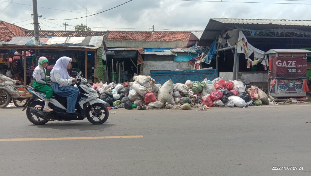 Sampah Menumpuk Dua Hari Tidak Dibuang ko