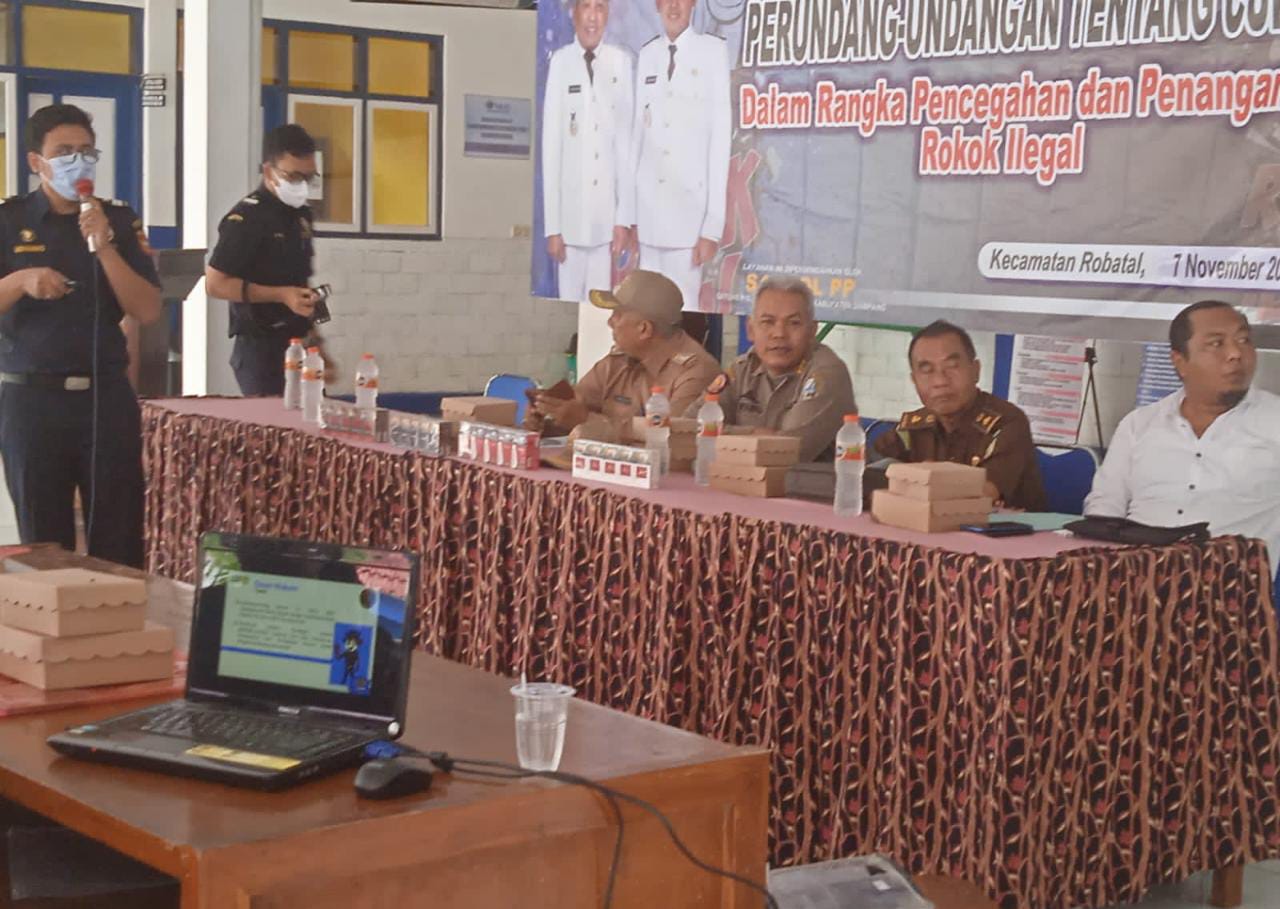 Tim Satgas dan Satpol PP Kota Sampang Ajak Masyarakat Berantas Rokok Ilegal