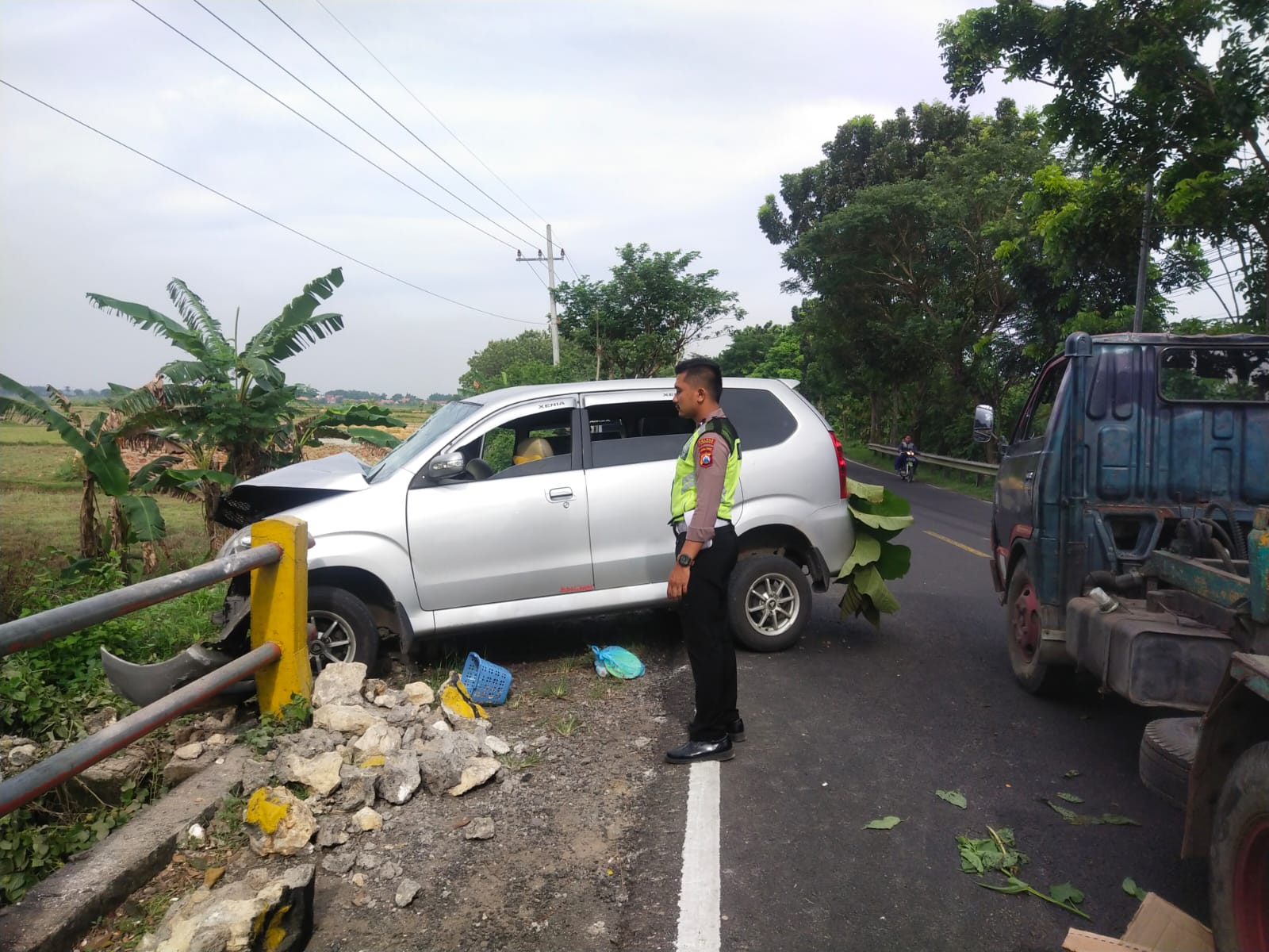 Diduga Mengantuk, MiniBus Tabrak Pembatas Jembatan DiSampang