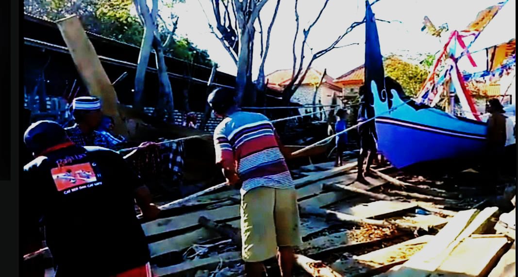 Eksistensi Ritual Nelayan Sampang, Pada Acara Penurunan Perahu Baru