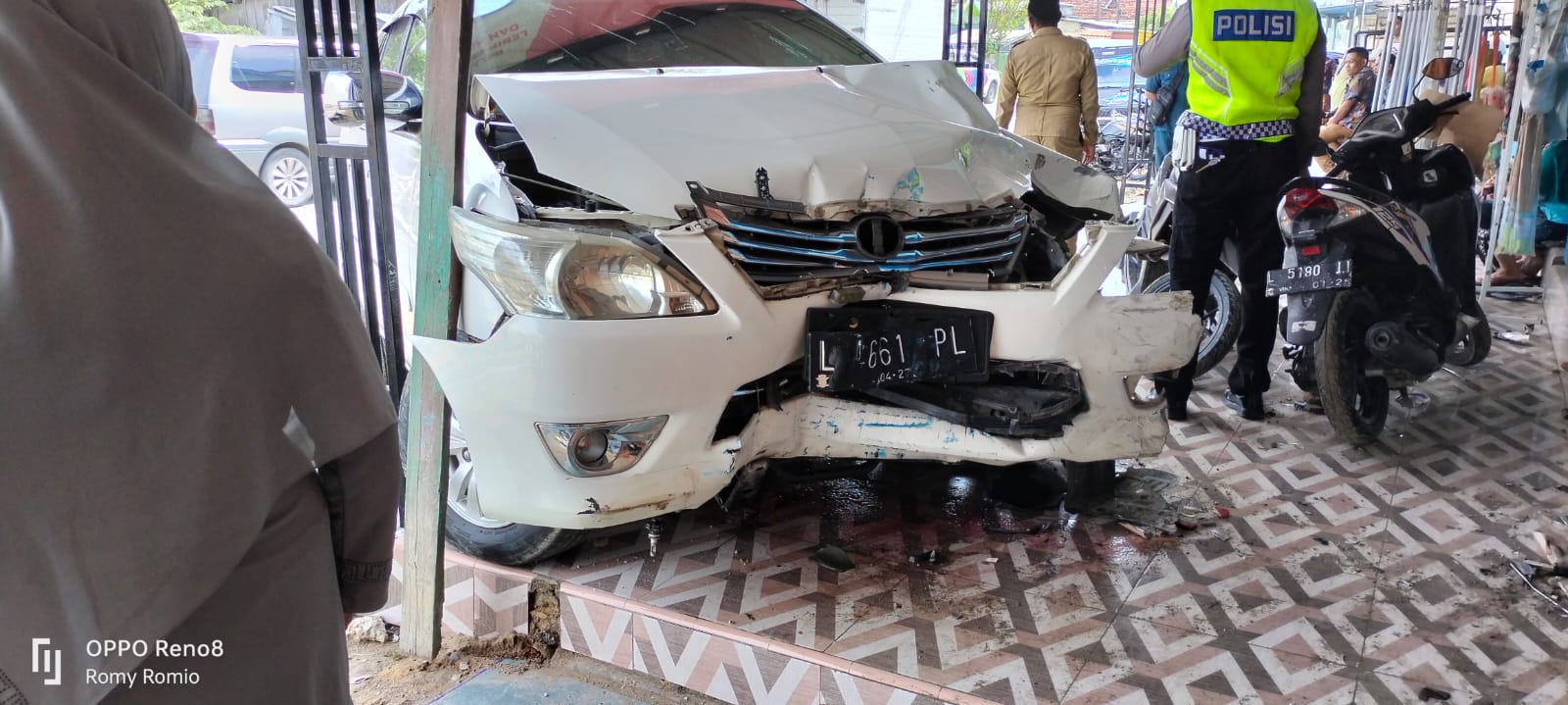 Tabrak Pengendara Motor, Minibus Suruduk Toko Warga DiSampang