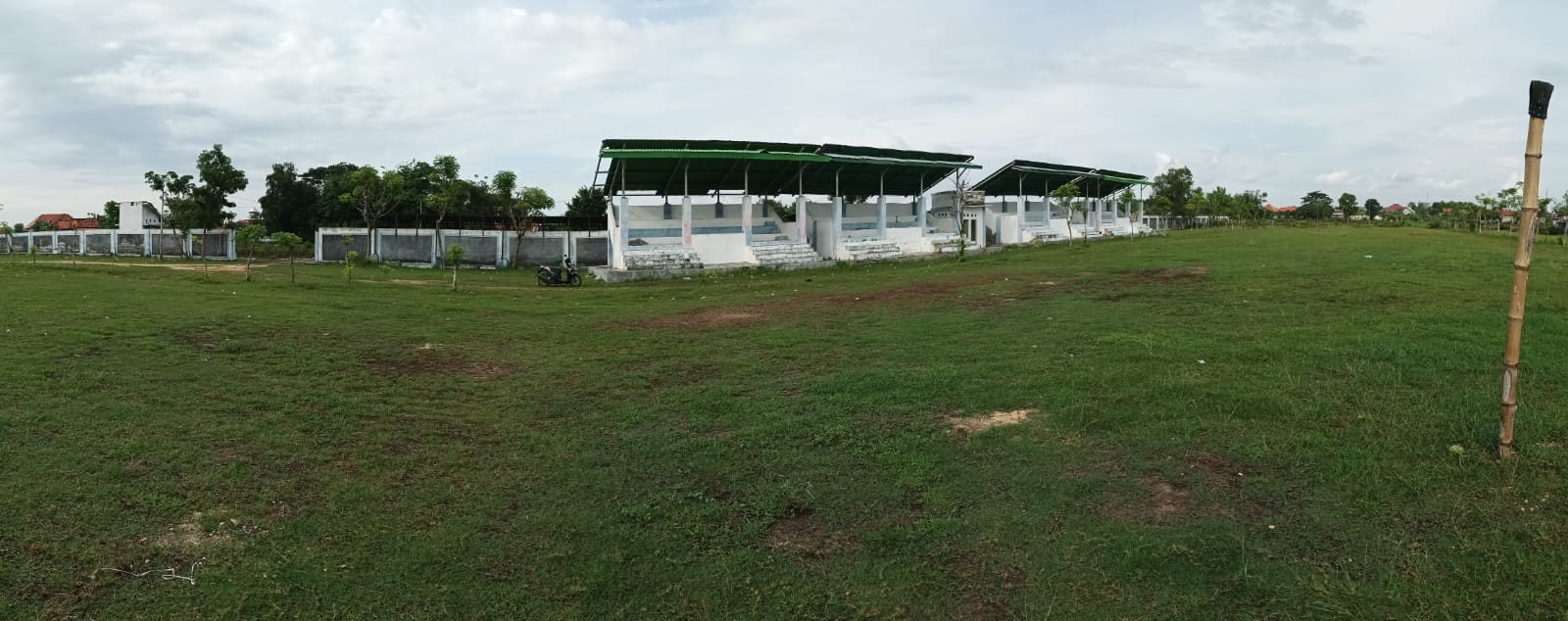 Terbengkalai Stadion Kerapan Sapi Di Sampang, Jadi lapangan Bola