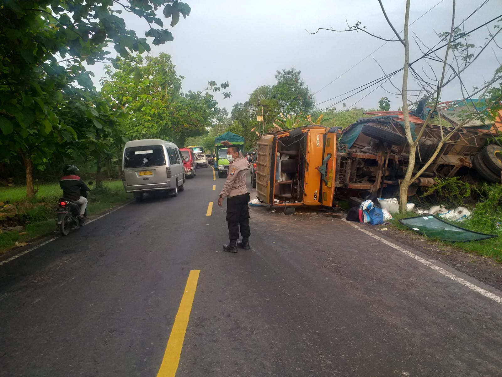 Truk Bermuatan Pupuk Dari Gersik Hantam Dua Mobil Seksligus