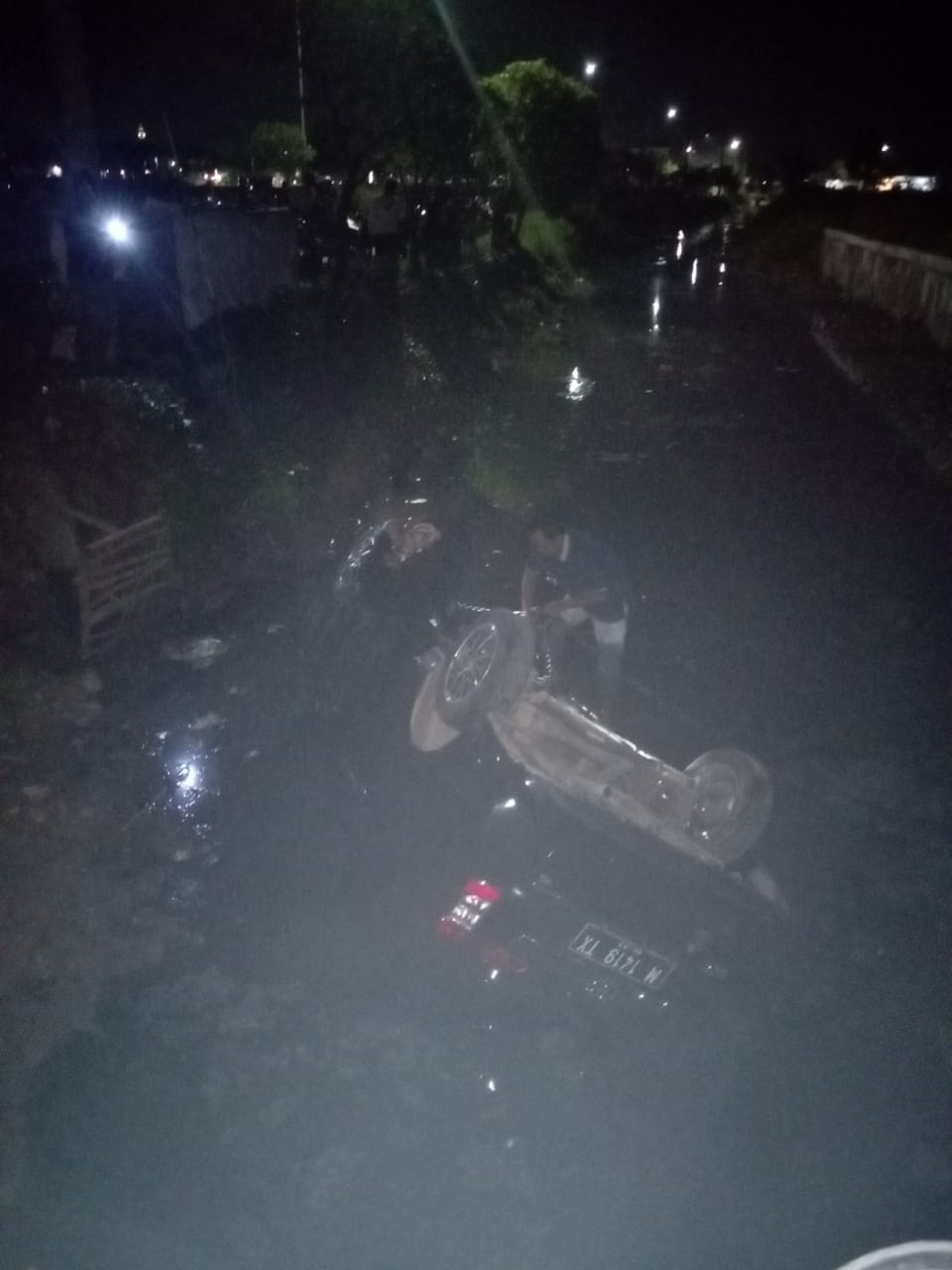 Sebuah Mobil Terperosok ke Parit di Sampang, Jadi Tontonan Warga