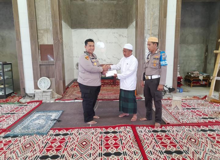 Masyarakat Klampis Swadaya Perbaiki Tempat Ibadah, Menarik Perhatian Polsek Klampis