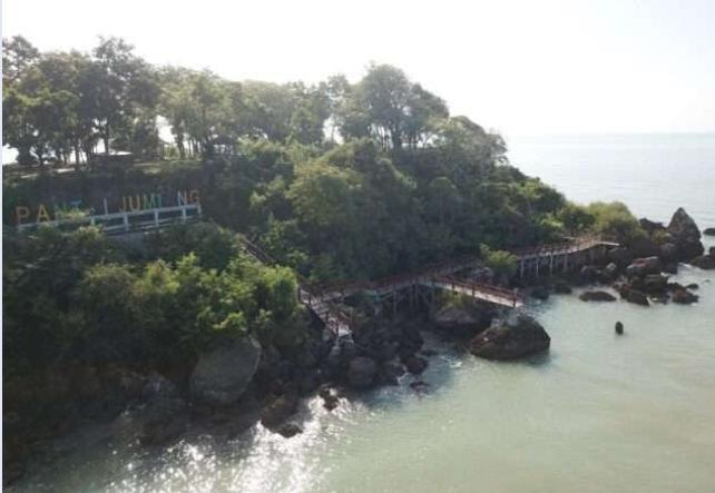 Jadi Rujukan Setiap Akhir Pekan,  Pantai Jumiang Suguhkan Pesona Alam Luar Biasa
