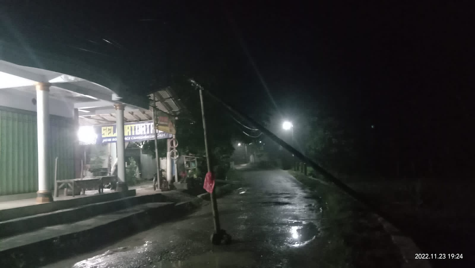 Tiang Listrik Roboh Mengganggu Pengguna Jalan