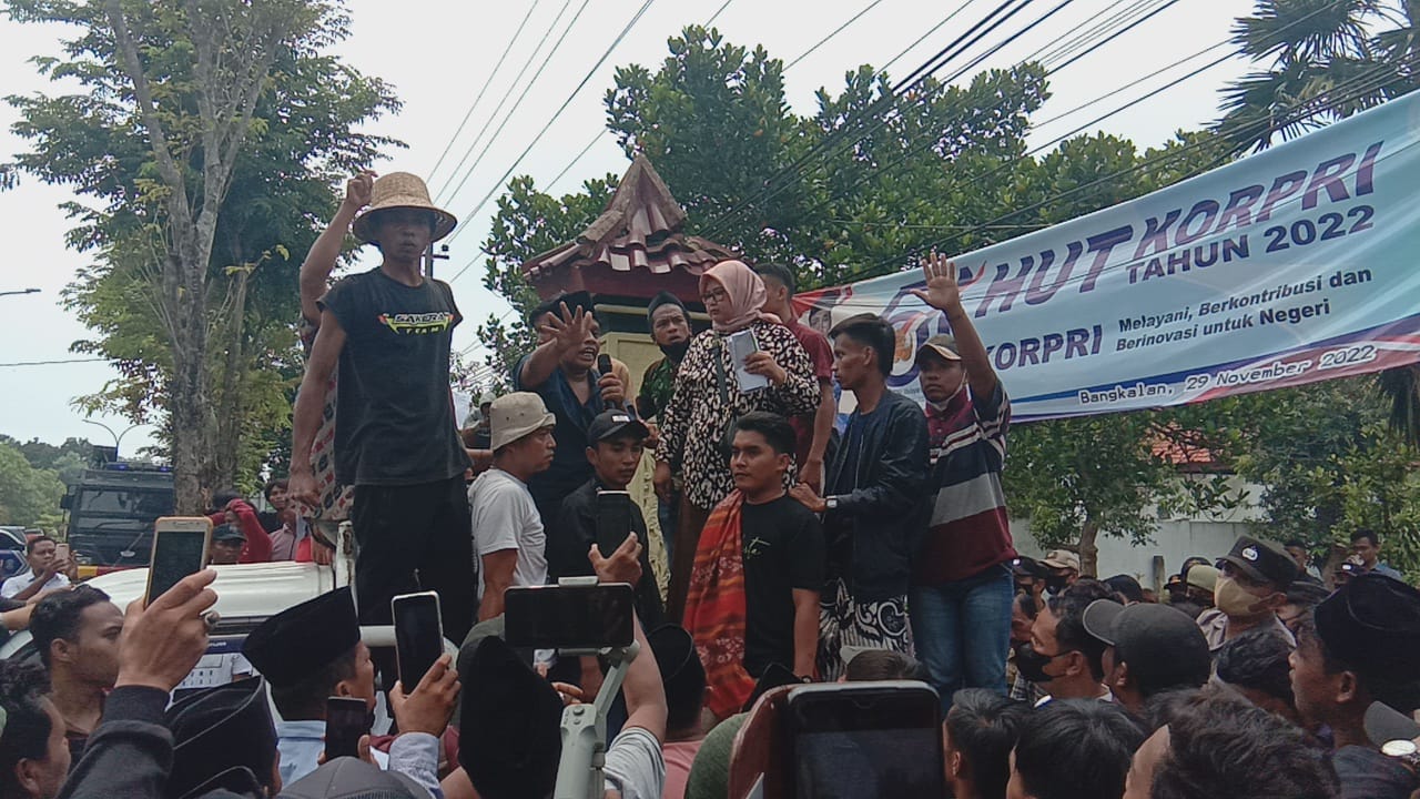 Dinas Pertaniaan Bangkalan Diserbu Ribuan Pendemo Pupuk