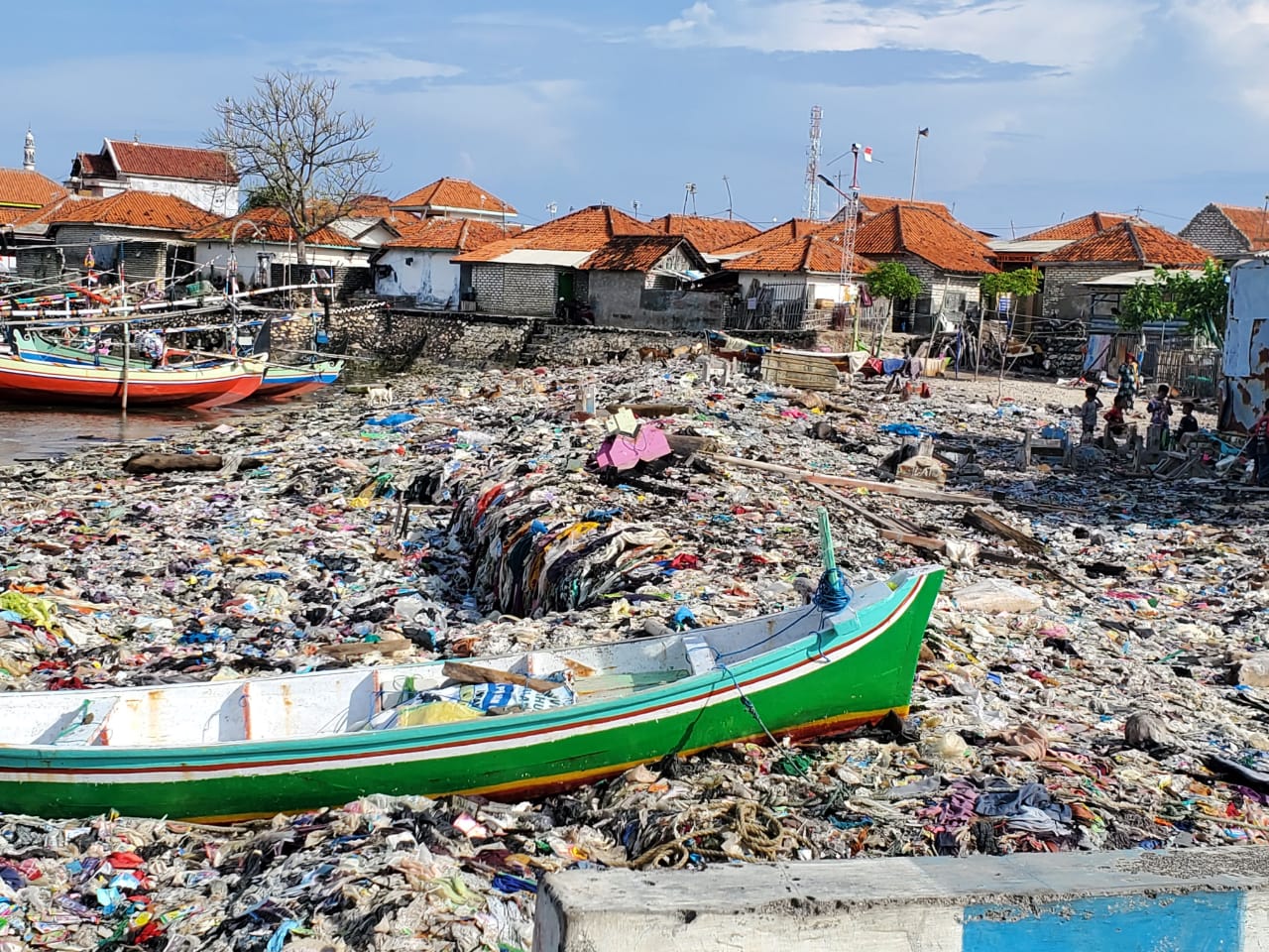 Tumpukan Sampah Pulau Mandangin Sampang Yang Menggunung Ramai Jadi Perbincangan