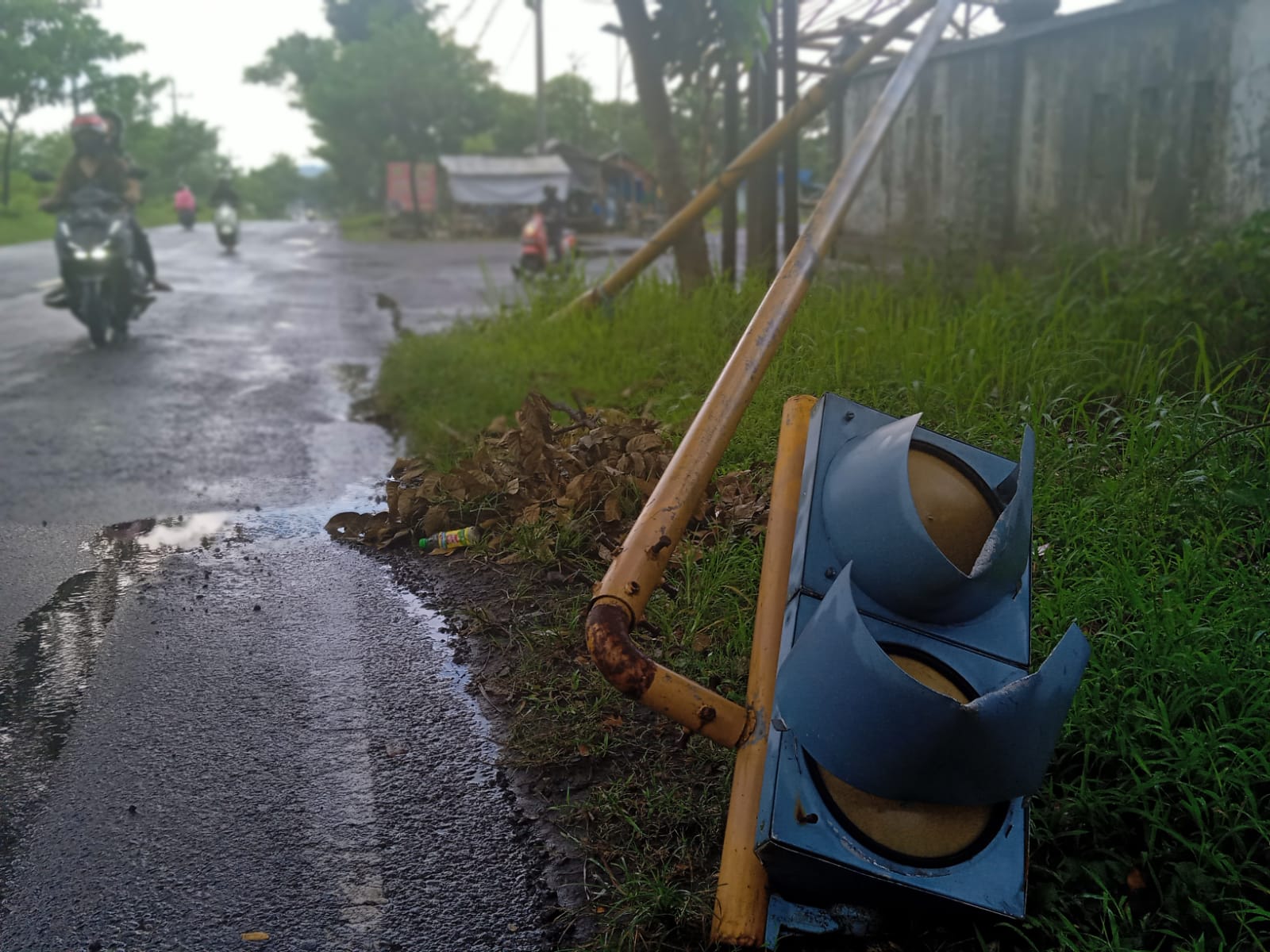 Warning Light Dibiarkan Roboh Empat Hari, Dishub Bilang Itu Ranahnya Pemerintah Pusat