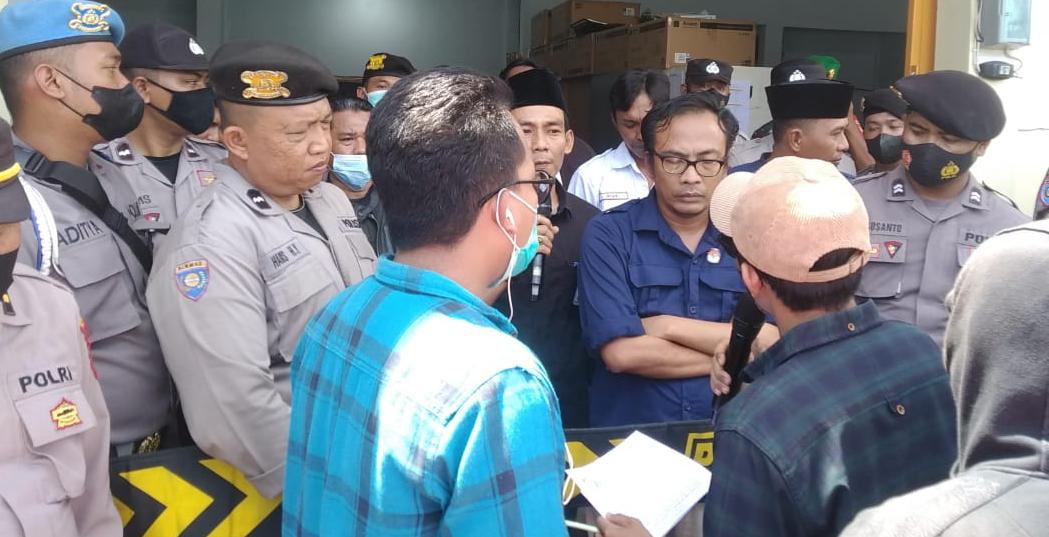Sejumlah Massa Kepung Kantor KPU Pamekasan Atas Tidak Transparannya Sistem PPK
