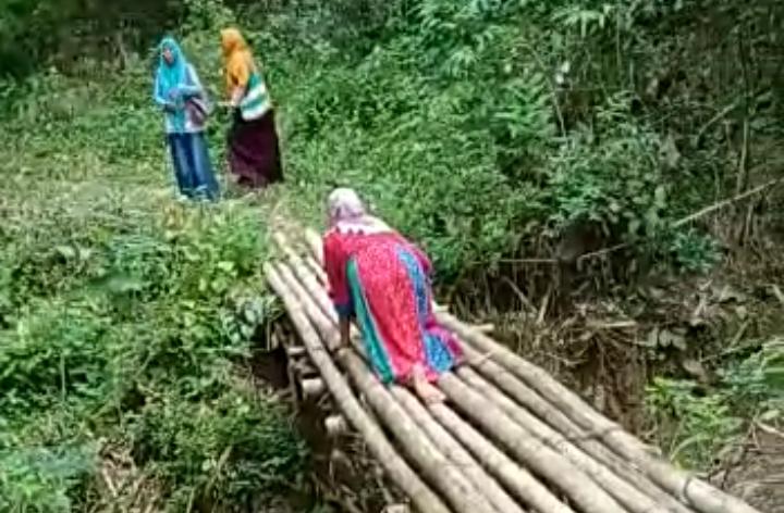 Jembatan Bambu Puluhan Tahun Rusak Korban Berjatuhan